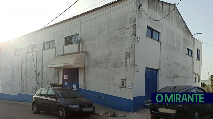 Centro Recreativo do Casal do Paúl com apoio para pintar sede Centro Recreativo do Casal do Paúl com apoio para pintar sede