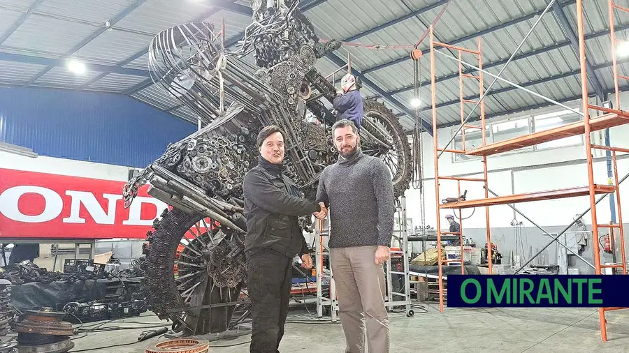 HJDP faz escultura gigante para homenagear piloto Paulo Gonçalves falecido no Dakar HJDP faz escultura gigante para homenagear piloto Paulo Gonçalves falecido no Dakar