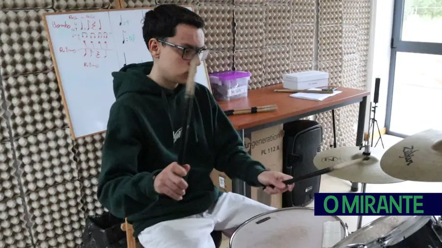 Na escola de música “Sons do Alviela” aprende-se a conviver e sem pressões Na escola de música “Sons do Alviela” aprende-se a conviver e sem pressões