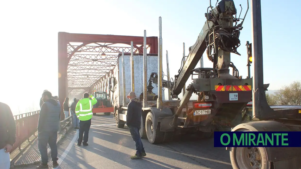 Mais de 200 agricultores protestam na Ponte da Chamusca contra injustiças do Governo