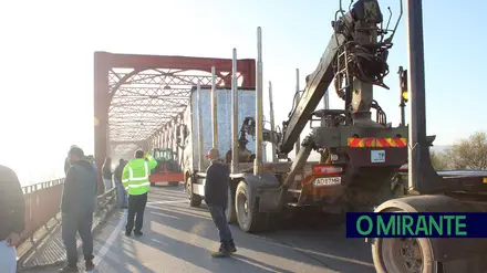 Mais de 200 agricultores protestam na Ponte da Chamusca contra injustiças do Governo