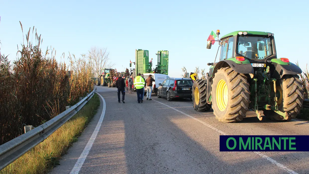 Mais de 200 agricultores protestam na Ponte da Chamusca contra injustiças do Governo