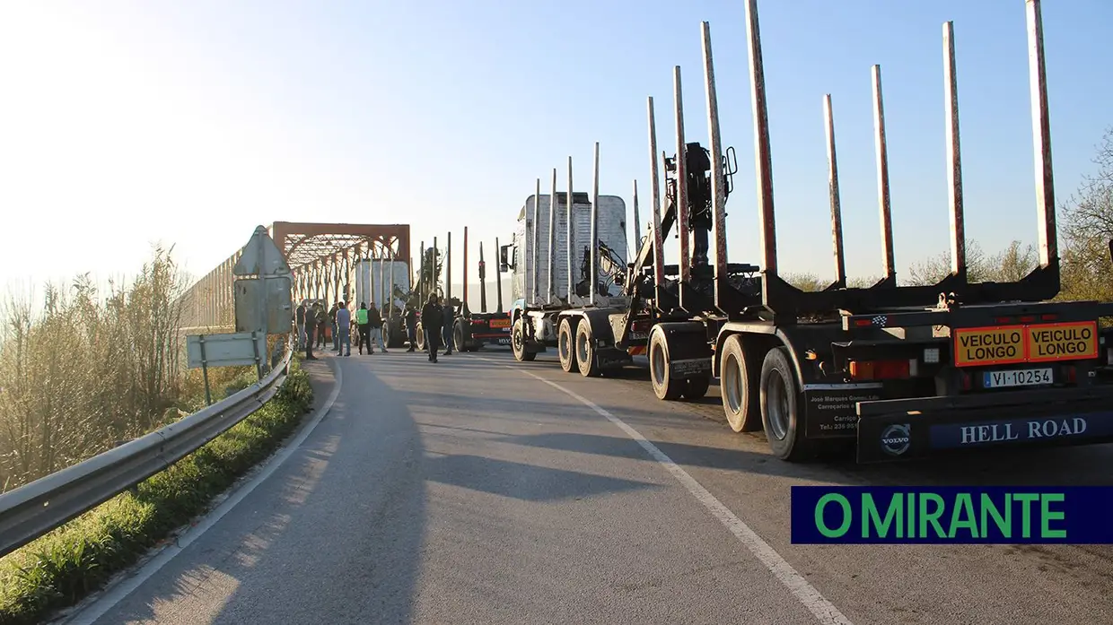 Mais de 200 agricultores protestam na Ponte da Chamusca contra injustiças do Governo