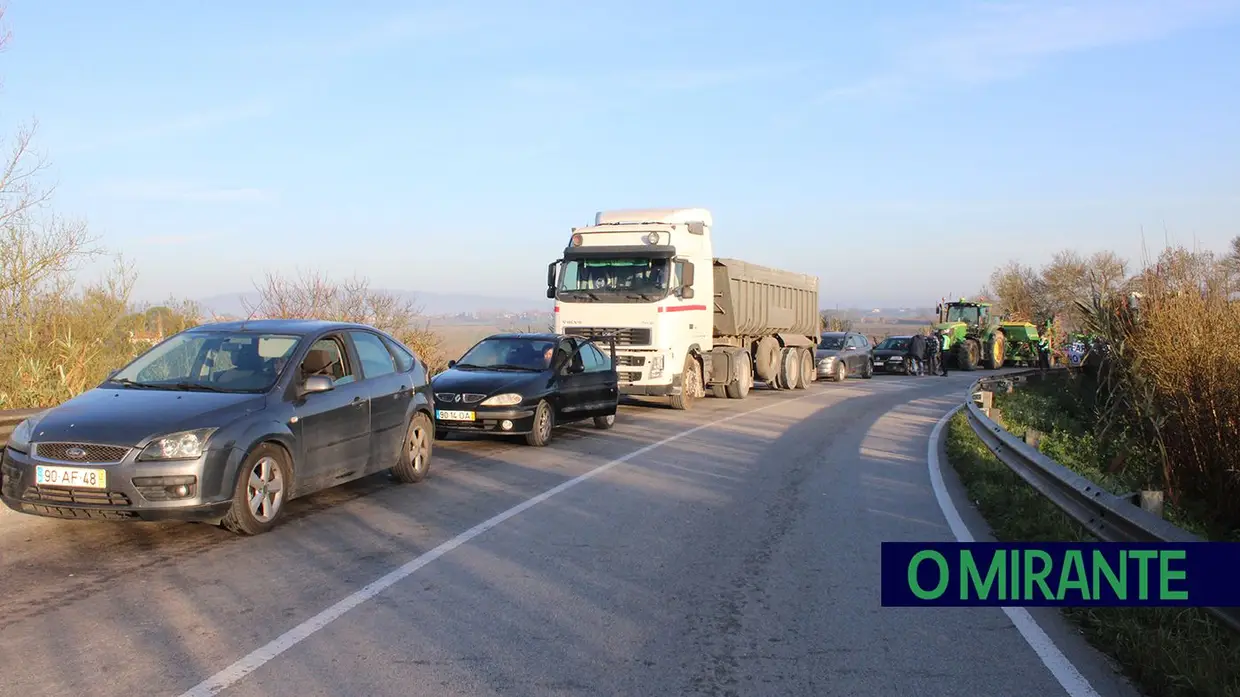 Mais de 200 agricultores protestam na Ponte da Chamusca contra injustiças do Governo