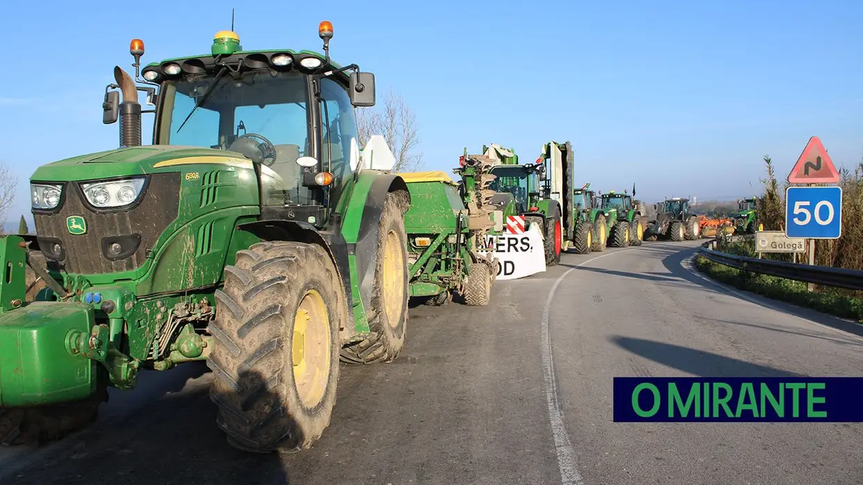 Mais de 200 agricultores protestam na Ponte da Chamusca contra injustiças do Governo