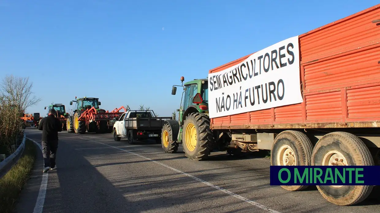 Mais de 200 agricultores protestam na Ponte da Chamusca contra injustiças do Governo