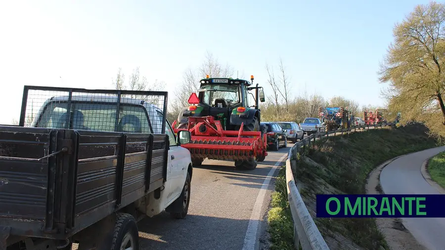 Protesto de agricultores deixa ponte da Chamusca e vai para junto da A23