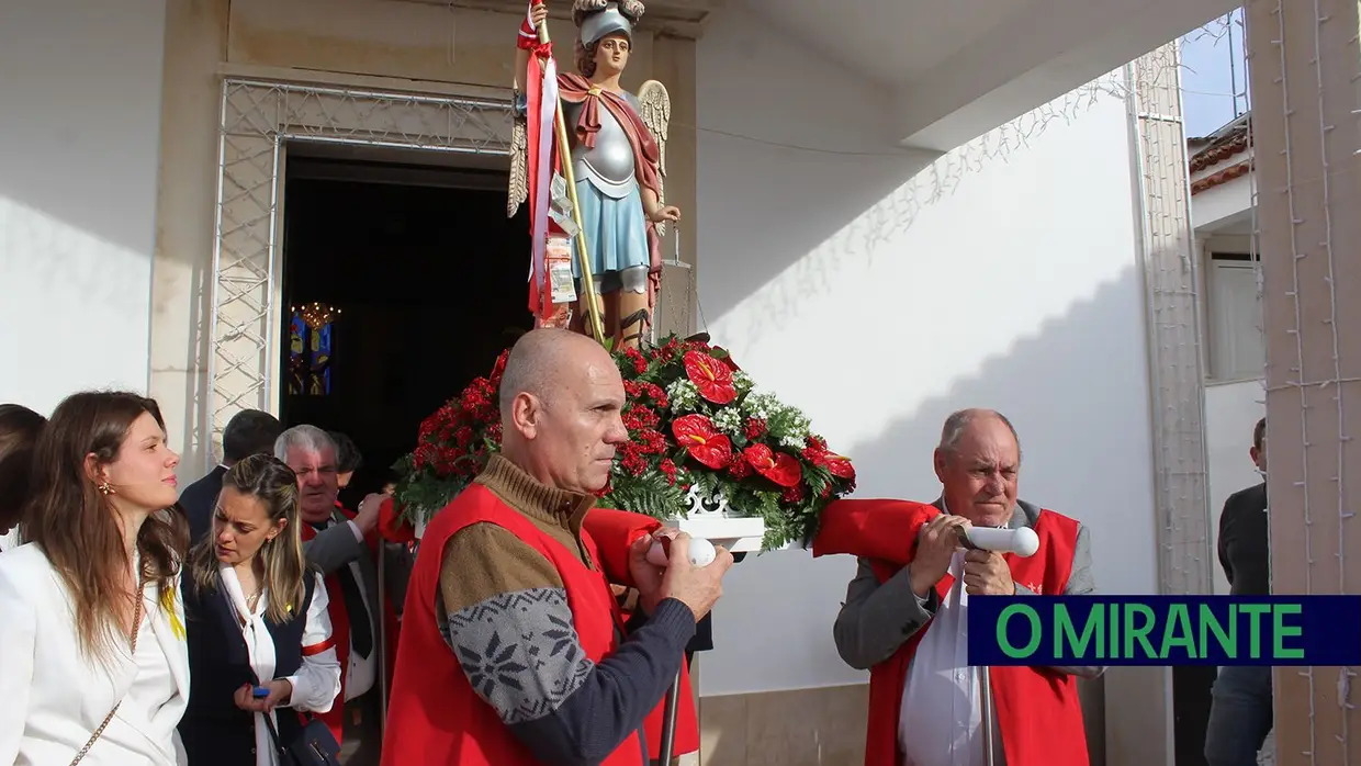 Cortejo religioso encheu ruas de Amiais de Baixo