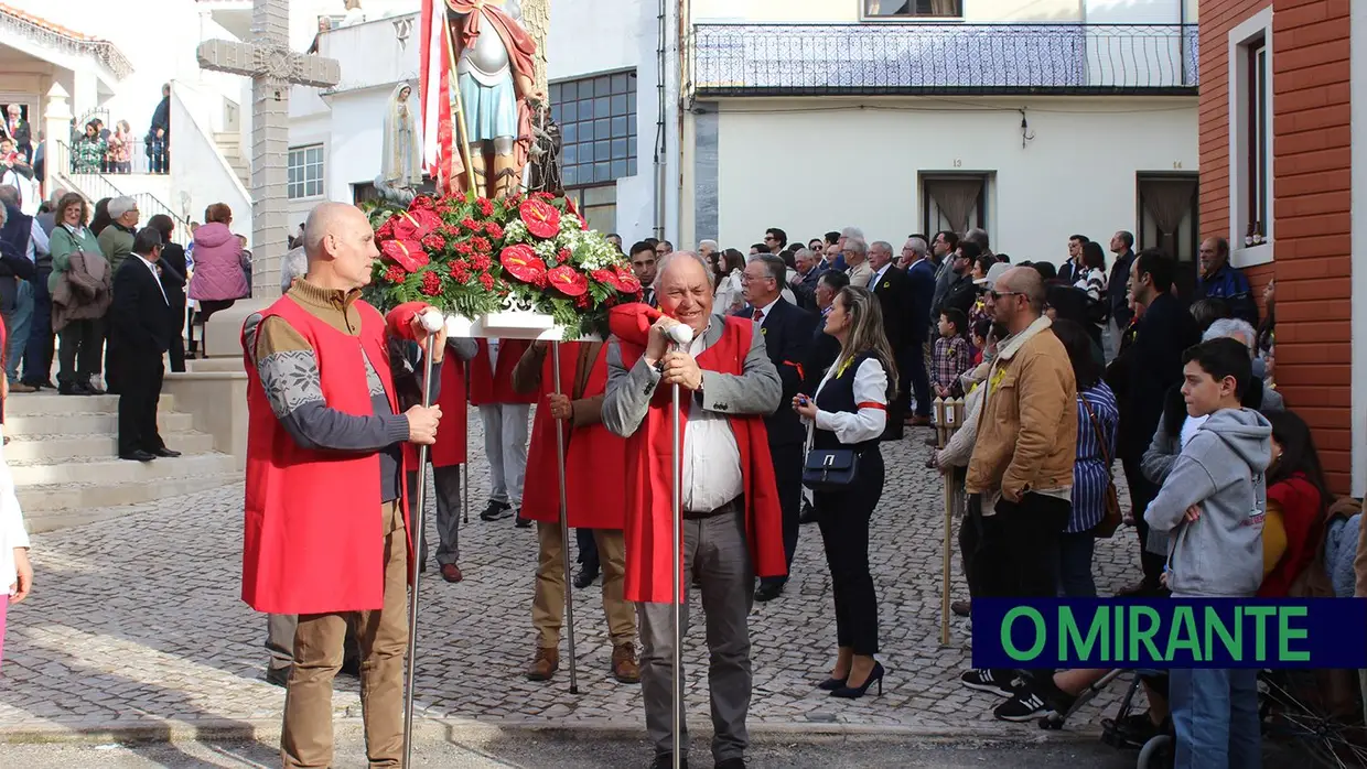 Cortejo religioso encheu ruas de Amiais de Baixo