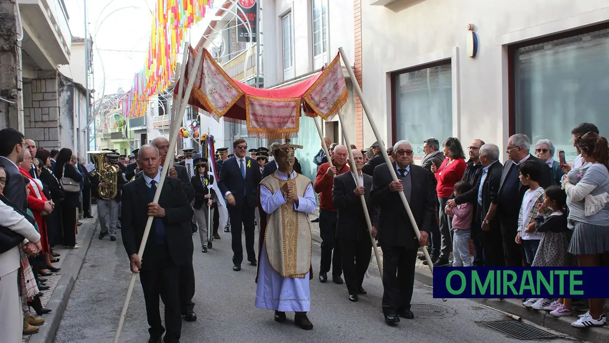 Cortejo religioso encheu ruas de Amiais de Baixo