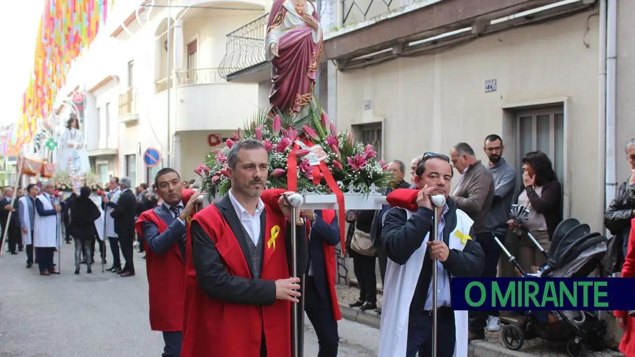 Cortejo religioso encheu ruas de Amiais de Baixo