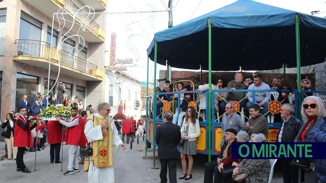 Cortejo religioso encheu ruas de Amiais de Baixo