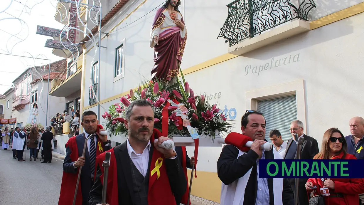 Cortejo religioso encheu ruas de Amiais de Baixo