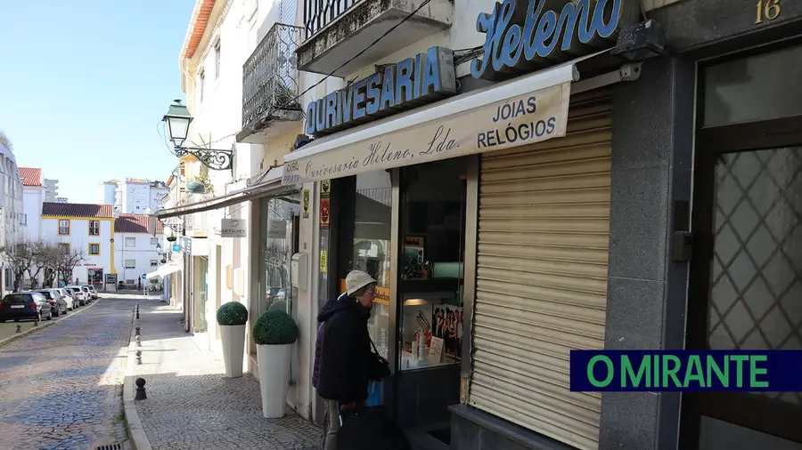 Ourivesaria no centro de Abrantes reabre após roubo