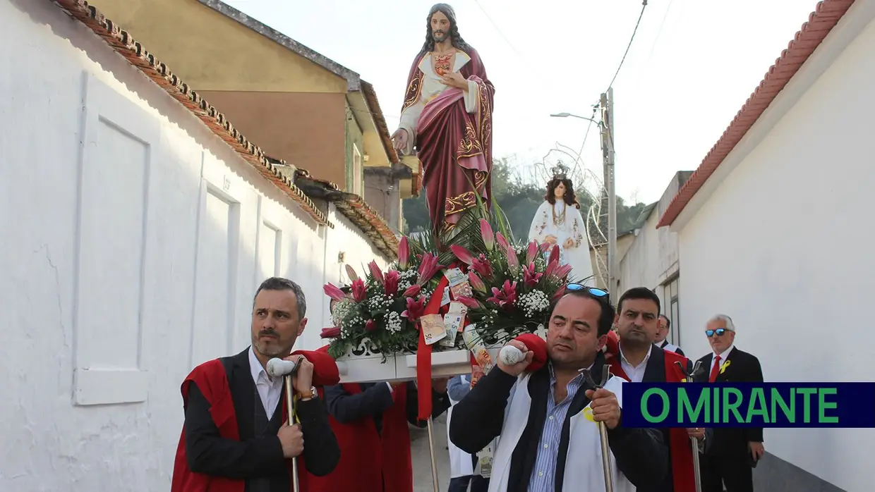 Cortejo religioso encheu ruas de Amiais de Baixo