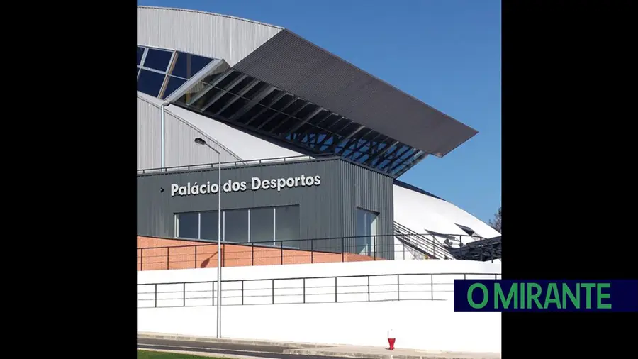 Duches do Palácio dos Desportos de Torres Novas interditados há meses devido à presença de Legionella