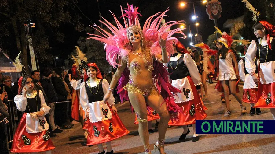 Carnaval sai à rua em Rio Maior na noite de sábado