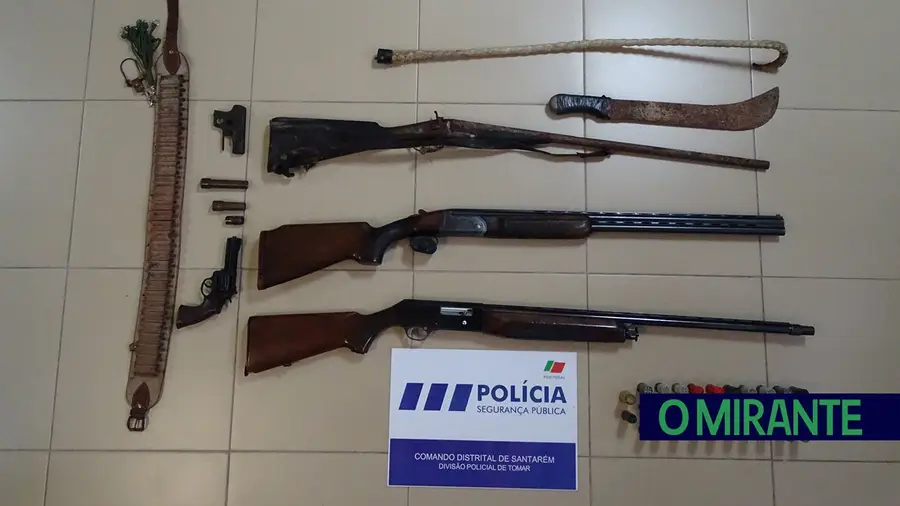 PSP apreende armas de fogo em Tomar e detém homem para cumprir pena