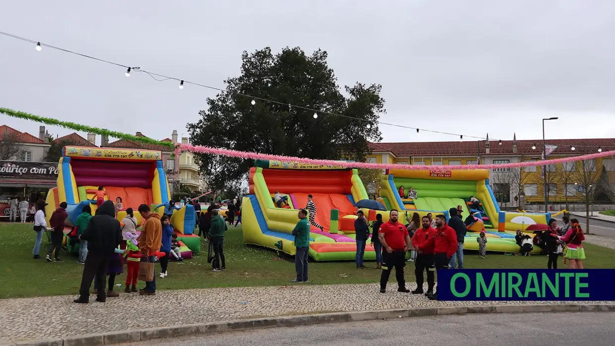 Centenas de foliões na rua no Carnaval de Santarém