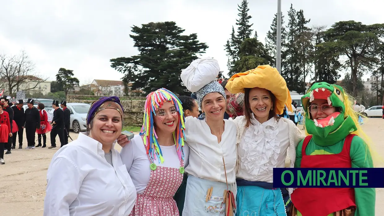 Centenas de foliões na rua no Carnaval de Santarém