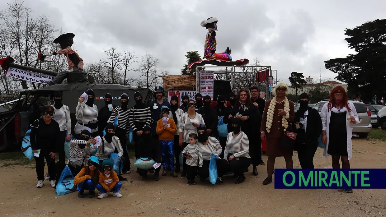 Centenas de foliões na rua no Carnaval de Santarém