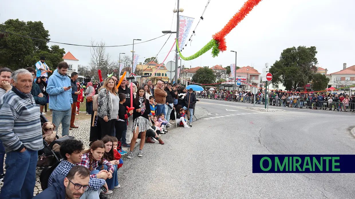 Centenas de foliões na rua no Carnaval de Santarém