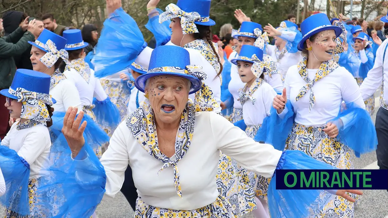 Centenas de foliões na rua no Carnaval de Santarém