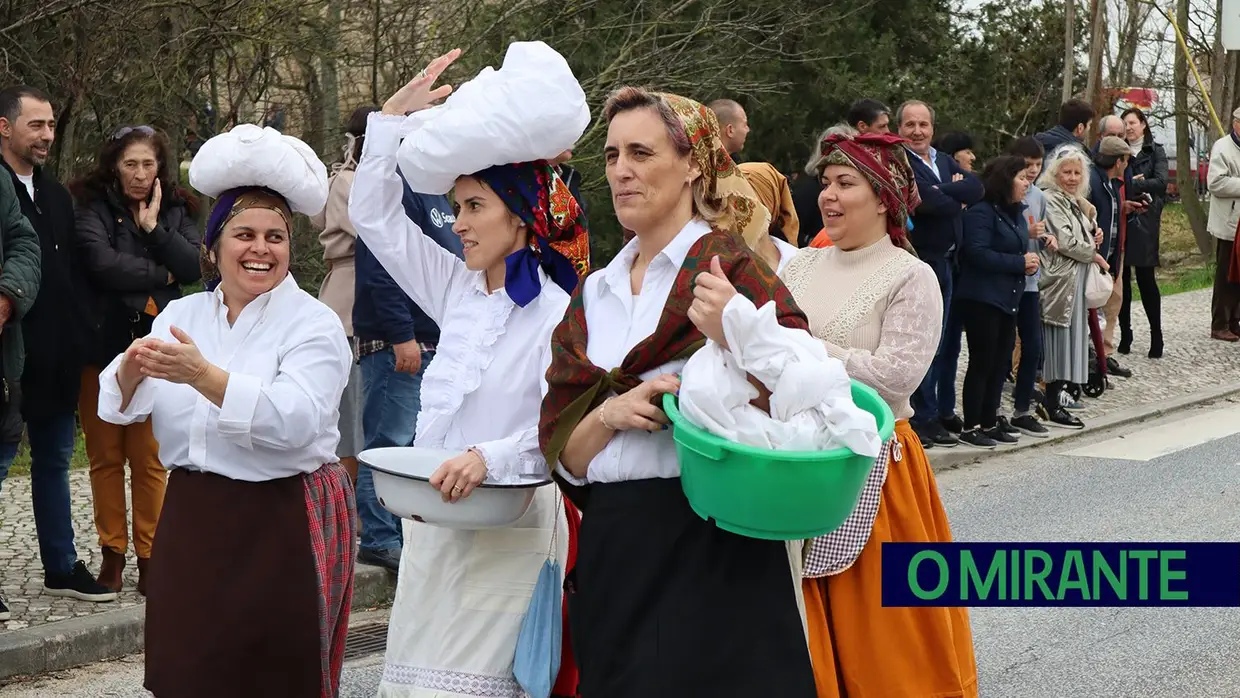 Centenas de foliões na rua no Carnaval de Santarém