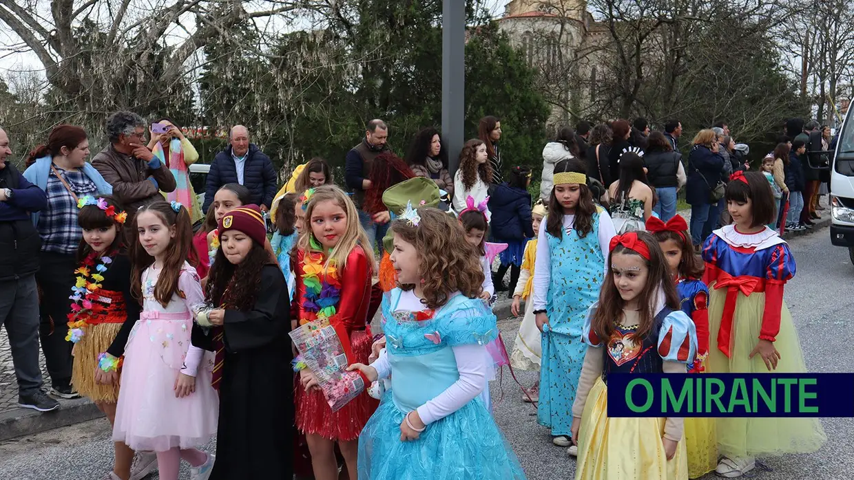 Centenas de foliões na rua no Carnaval de Santarém