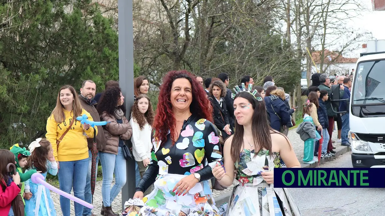 Centenas de foliões na rua no Carnaval de Santarém