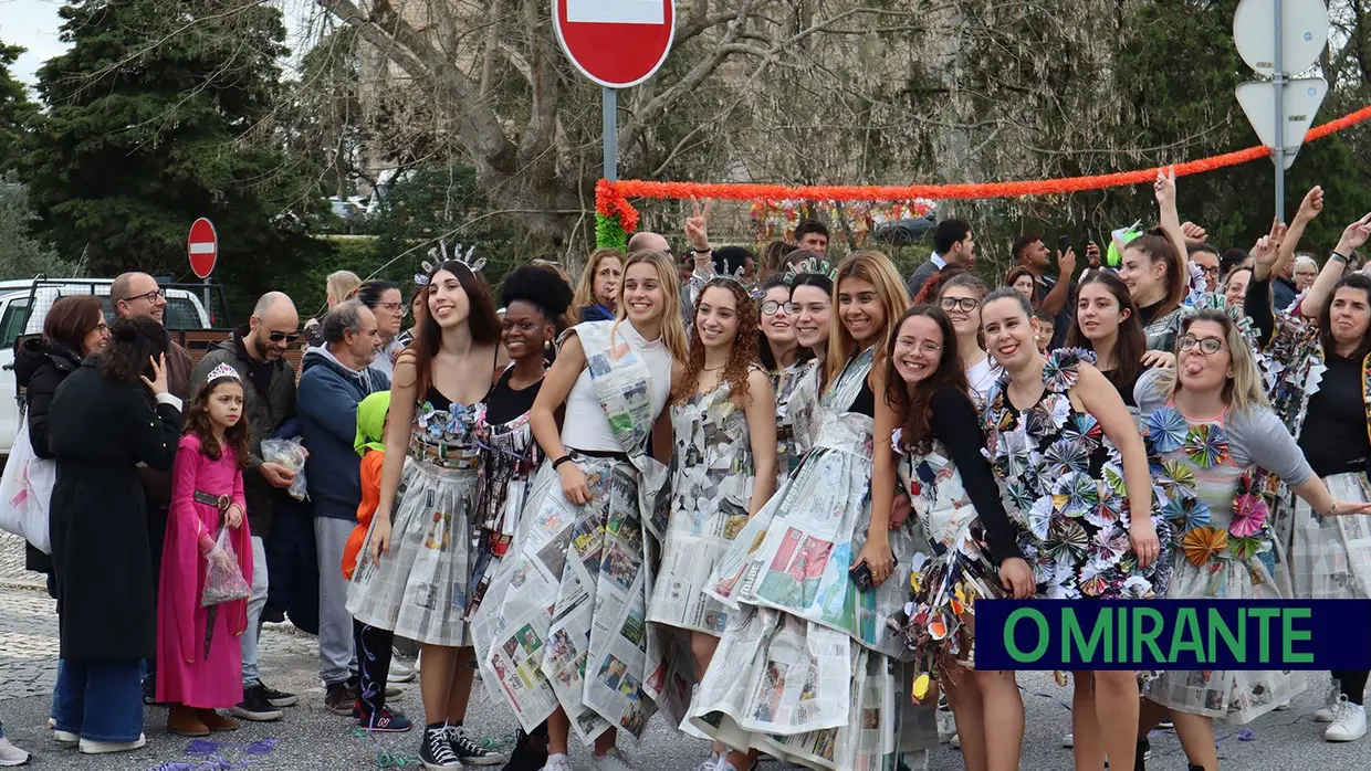 Centenas de foliões na rua no Carnaval de Santarém