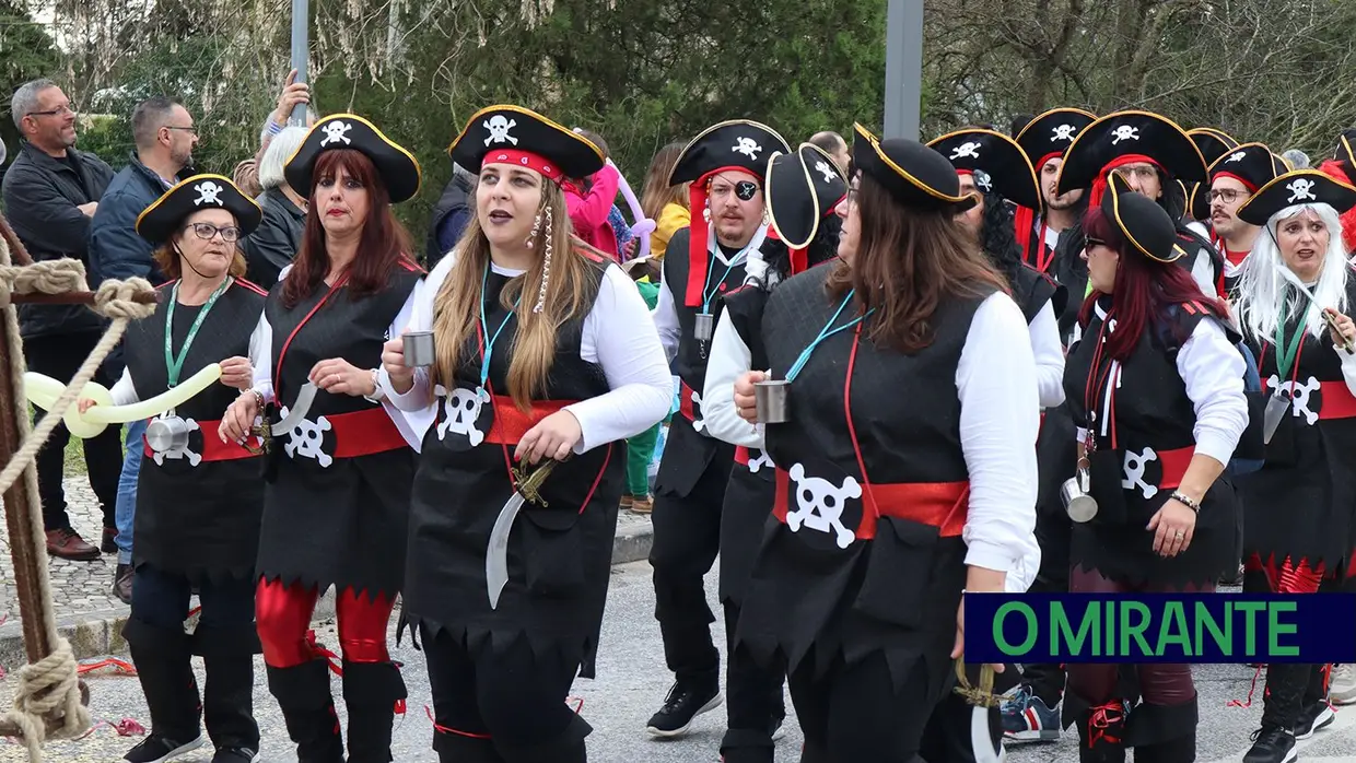 Centenas de foliões na rua no Carnaval de Santarém