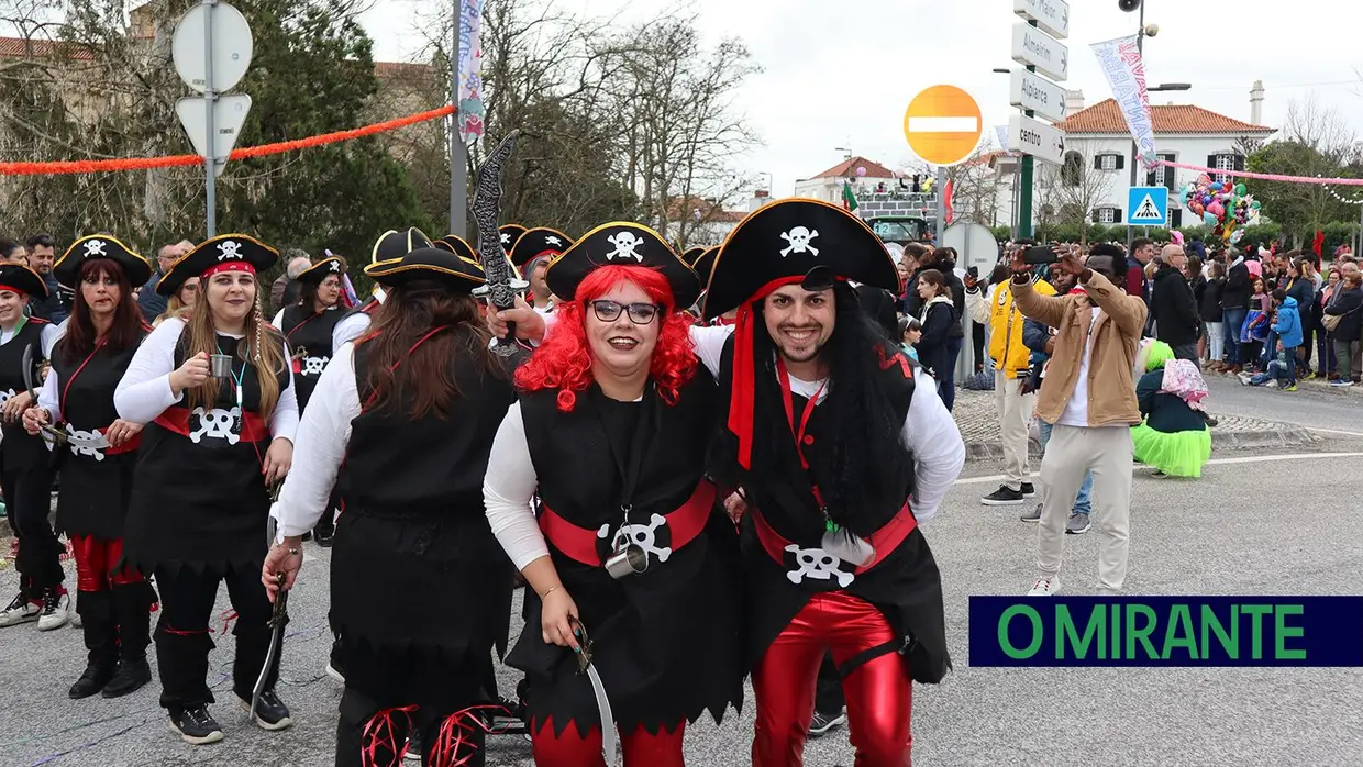 Centenas de foliões na rua no Carnaval de Santarém