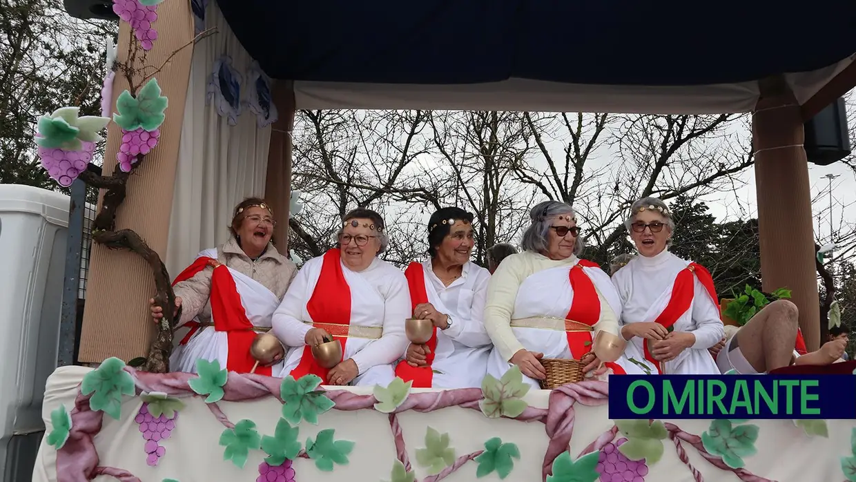 Centenas de foliões na rua no Carnaval de Santarém