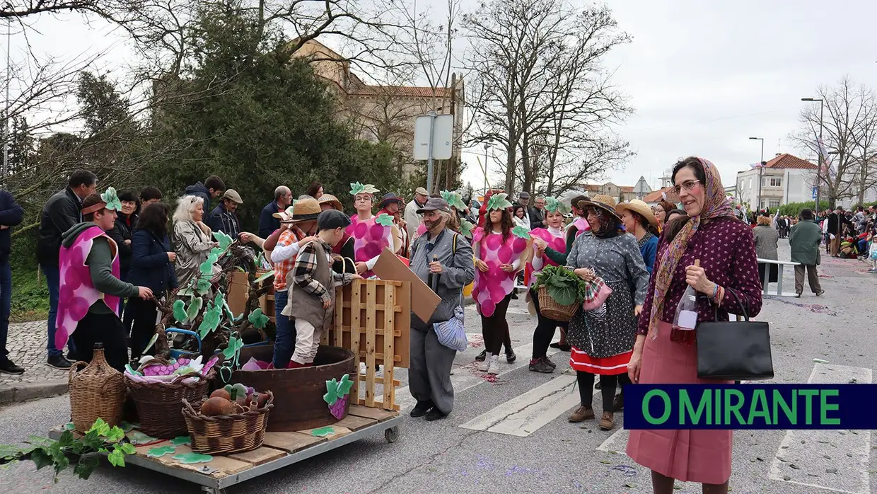 Centenas de foliões na rua no Carnaval de Santarém