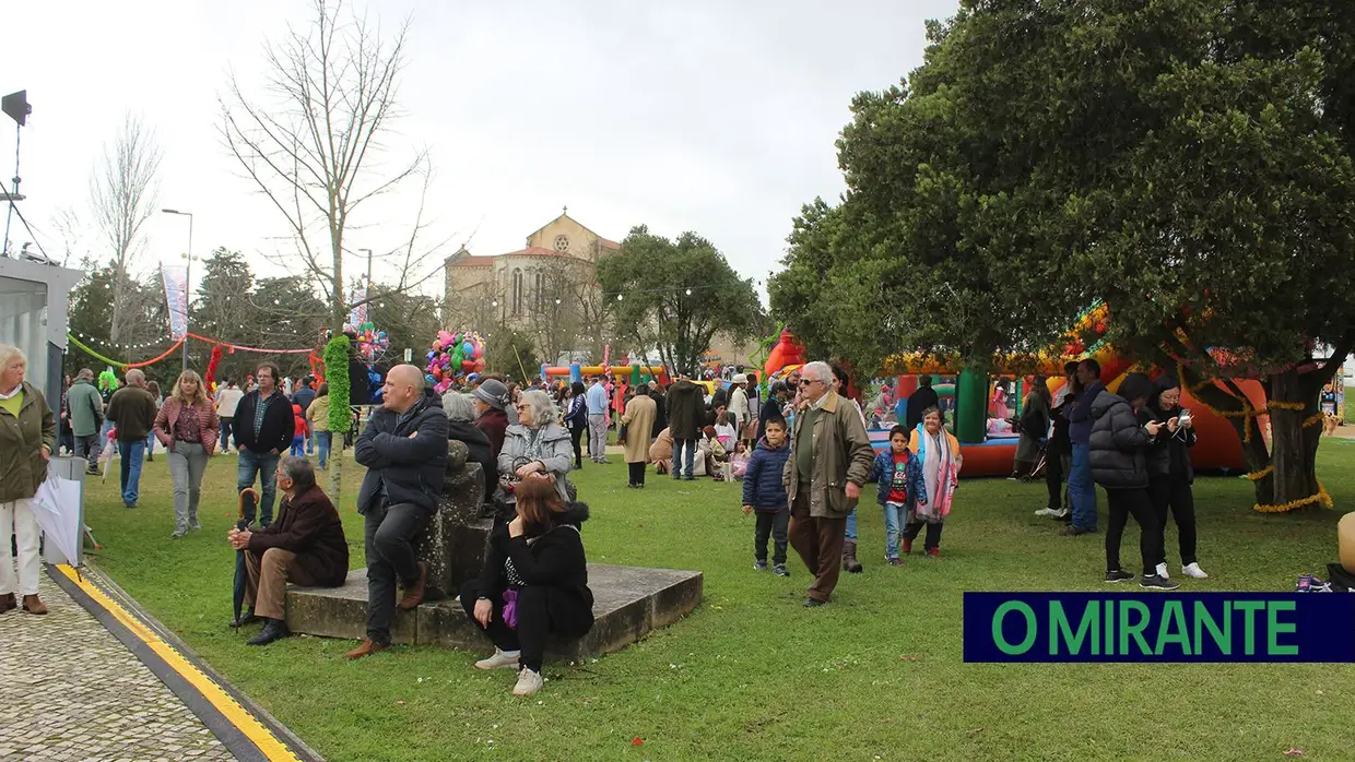 Centenas de foliões na rua no Carnaval de Santarém