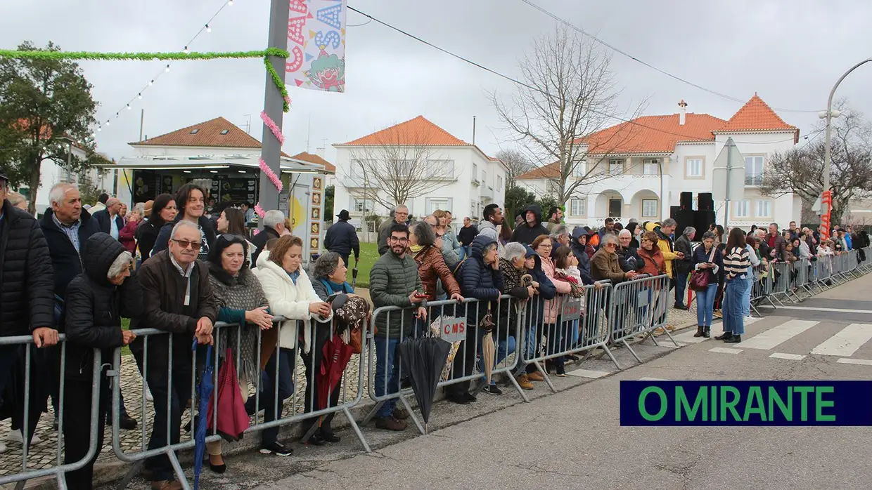 Centenas de foliões na rua no Carnaval de Santarém