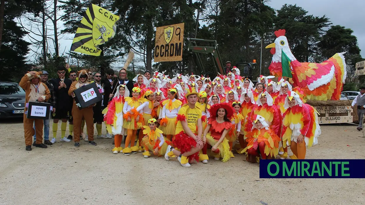 Centenas de foliões na rua no Carnaval de Santarém