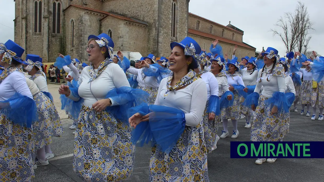 Centenas de foliões na rua no Carnaval de Santarém