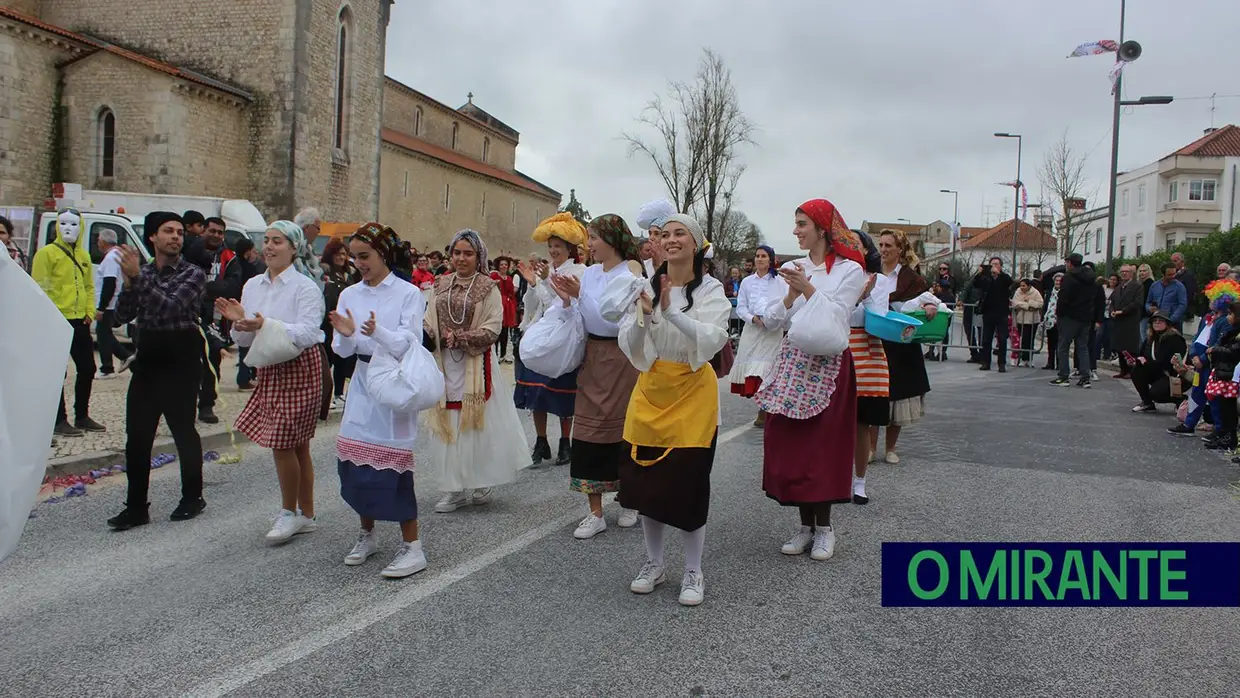 Centenas de foliões na rua no Carnaval de Santarém