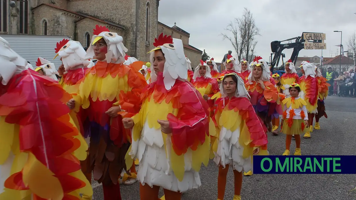 Centenas de foliões na rua no Carnaval de Santarém