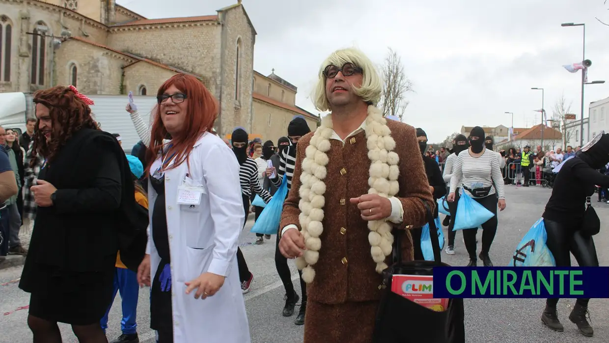 Centenas de foliões na rua no Carnaval de Santarém