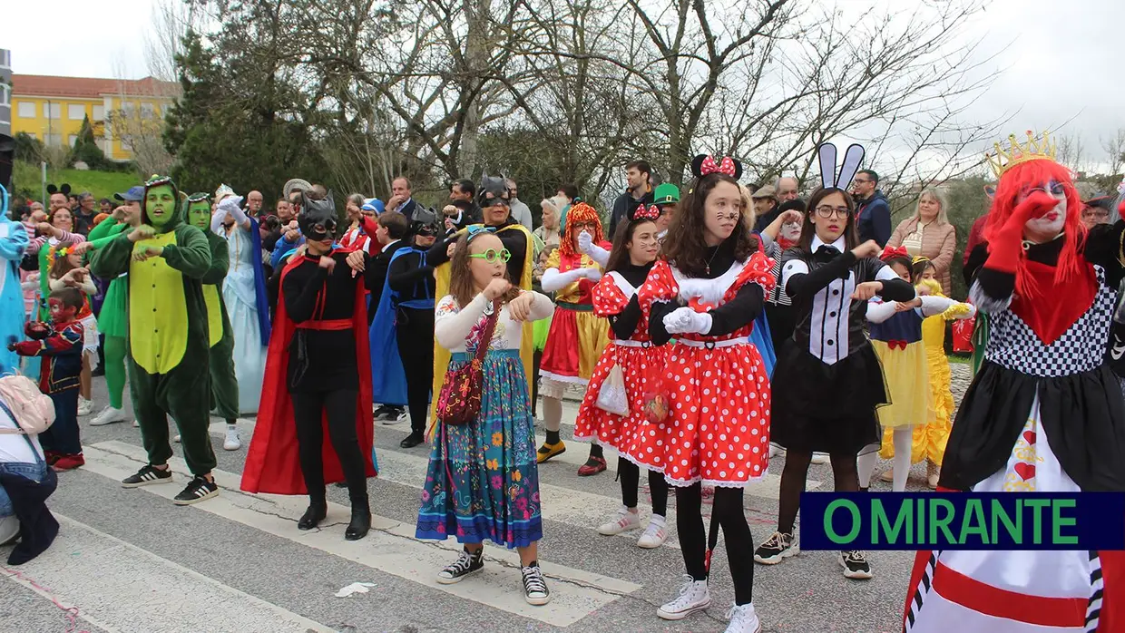 Centenas de foliões na rua no Carnaval de Santarém