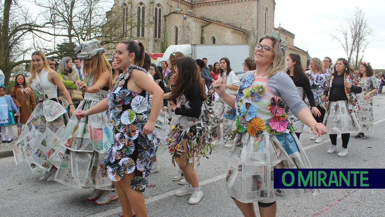 Centenas de foliões na rua no Carnaval de Santarém