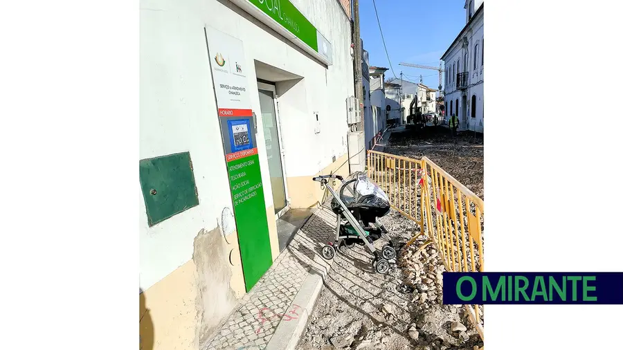 Munícipes da Chamusca queixam-se da falta de acessibilidades por causa de obras que já deviam ter terminado Munícipes da Chamusca queixam-se da falta de acessibilidades por causa de obras que já deviam ter terminado