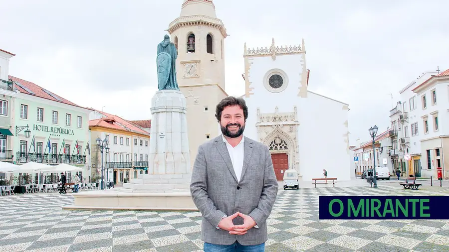 O político de Tomar que se fez homem a trabalhar como electricista e atrás de um balcão O político de Tomar que se fez homem a trabalhar como electricista e atrás de um balcão