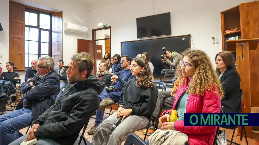 Sala cheia na Azinhaga para assistir a leitura viva de Obra de José Saramago