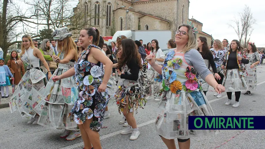 Foliões da Time4Satisfaction vestidos com edições de O MIRANTE