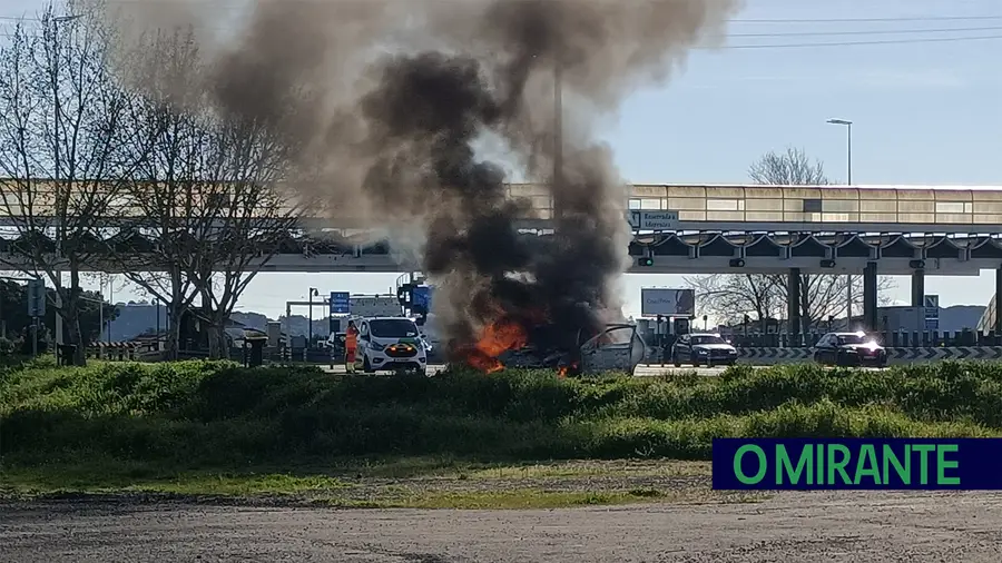 Carro arde junto às portagens de Santarém