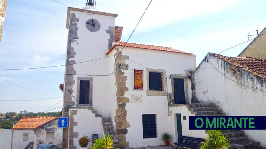 Torre do Relógio de Pernes com novas portas e corrimões